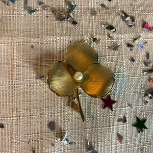 Vintage Winard 12 karat gold filled pearl brooch.